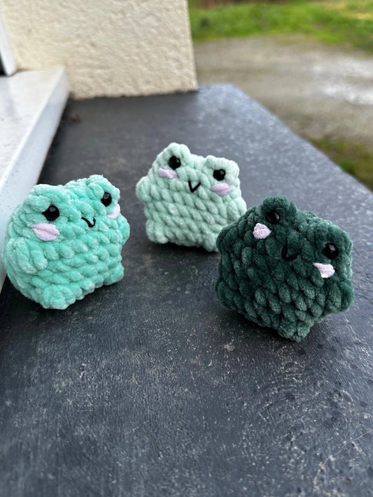 porte clés grenouille au crochet amigurumi 100% fait main crocheté en laine chenille douce, idées cadeaux Noël ou anniversaire pour femme, homme, enfants