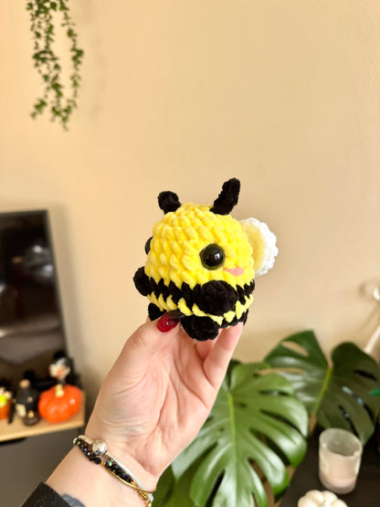 peluche amigurumi abeille jaune noire au crochet, peluche fait main en france