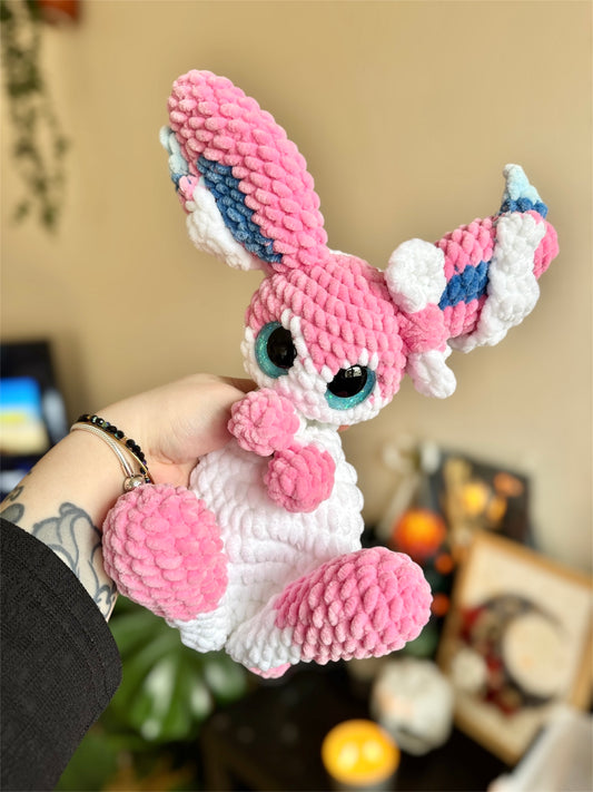 peluche nymphali pokemon sylveon amigurumi au crochet fait main en France laine chenille