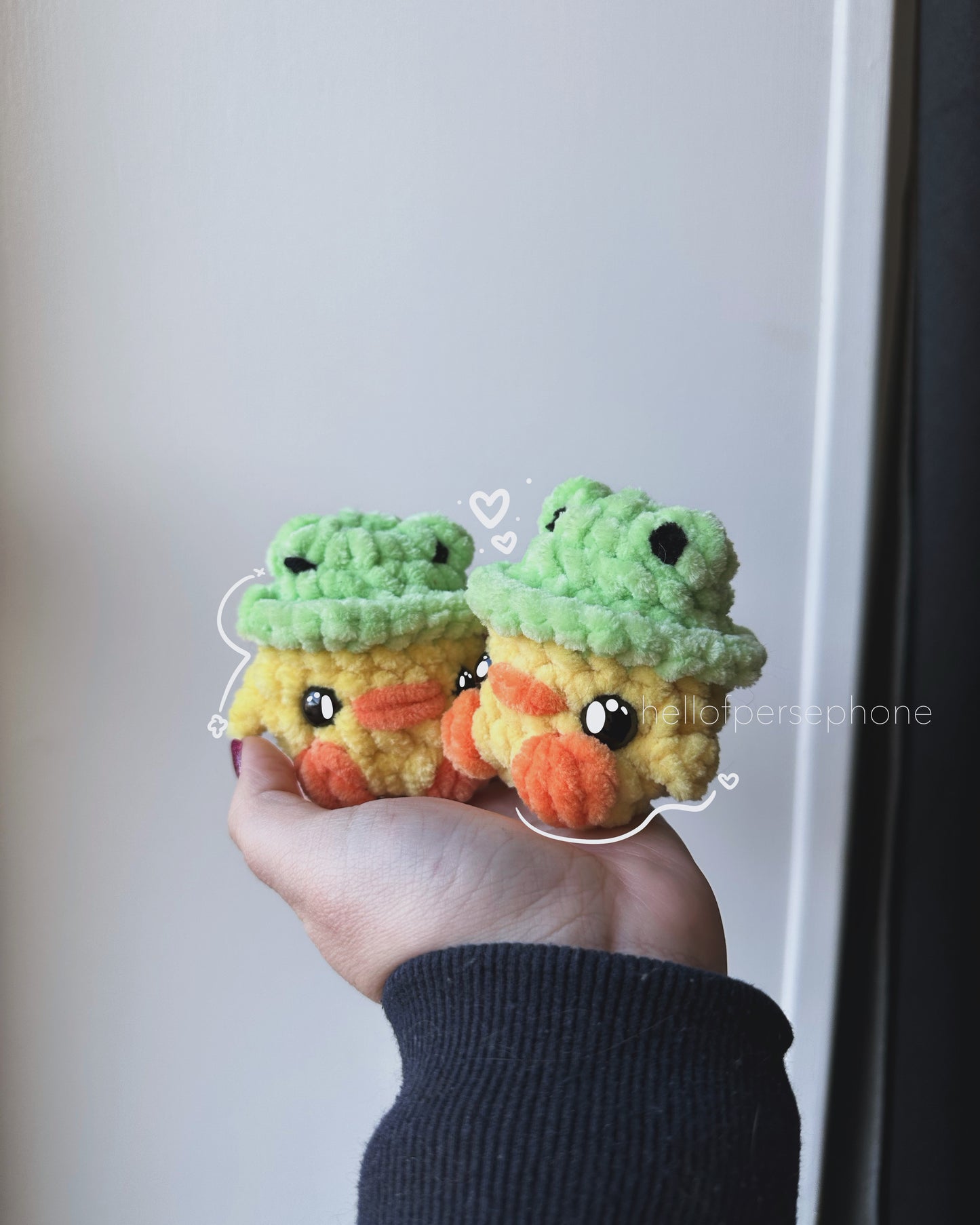 peluche petit poussin chapeau grenouille amigurumi crochet, peluche fait main en france